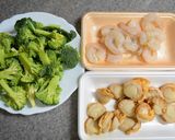 エビ帆立とブロッコリーのミルク煮込み作り方1写真