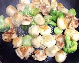 簡単♪鶏モモ肉と里芋のガリバタ醤油炒め☆作り方7写真