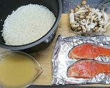 お味噌汁で炊く♪鮭しめじごはん☆作り方1写真