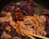 紫芋と豚肉の食べるラー油炒め作り方2写真