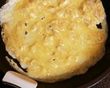 卵1つ☆丸いフライパンで卵焼き作り方2写真