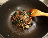 5種の天然キノコと葉物野菜の油炒め作り方5写真