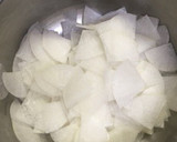 黄色のサヴァ缶と大根のサラダ作り方1写真