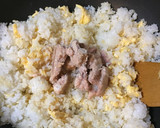 超簡単♪鮭缶とキューちゃんの炒飯作り方7写真
