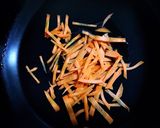 野菜と卵のマヨチリ炒め作り方1写真