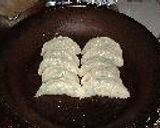 外はパリパリ中はジューシー！ザ・焼き餃子作り方7写真