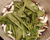 ほうれん草と玉ねぎのしめじ豆腐味噌汁作り方4写真