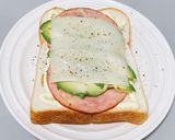 簡単。ハムとアボカドのオープントースト。作り方5写真