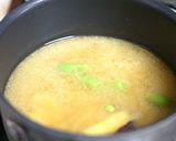 さつま芋とスナップエンドウの味噌汁作り方4写真