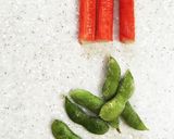 お弁当に緑と赤の彩り！枝豆カニカマソテー作り方1写真