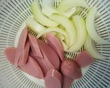 魚肉ソーセージと玉ねぎのマヨ醤油炒め作り方1写真