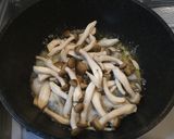 簡単！牡蠣とシメジのガリバタワイン蒸し！作り方2写真