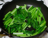 裂くと美味♪鶏胸肉と小松菜の中華炒め作り方3写真