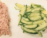 キュウリと挽肉の中華ドレッシング炒め作り方1写真