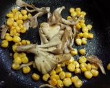 付け合せに♪舞茸とコーンのバター炒め♪作り方3写真