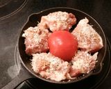 スキレットで塩麹鶏とトマトの香草パン粉焼作り方1写真