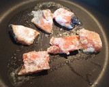 秋鮭ときのこのガーリック醤油炒め作り方2写真