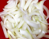 時短！きぬさや玉ねぎソーセージ♬マヨ醤油作り方1写真