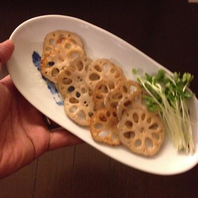 漢肴】れんこんのオリーブオイル焼 by かまん 【クックパッド】 簡単