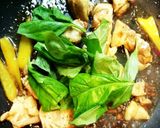 パット・クラパオ・カイ(鶏肉バジル炒め)作り方5写真