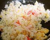 手軽で美味☆カニカマとレタスの炒飯作り方4写真