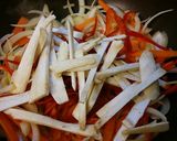 ぶつ切りカレー味焼きそば。作り方3写真