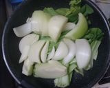 エビとチンゲン菜、玉ねぎのクリーム煮作り方1写真