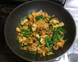 鶏皮と春菊の旨塩炒め作り方4写真