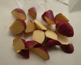 豚肉とさつま芋のショウガ醤油煮作り方1写真