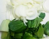 チンゲン菜と玉ねぎと油揚げの味噌汁作り方1写真