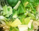 チンゲン菜と玉ねぎと油揚げの味噌汁作り方4写真