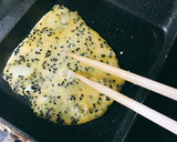 我が家の定番♡胡麻ゴマ甘い卵焼き。作り方2写真