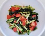 夏野菜とタップリわかめの栄養満点サラダ作り方4写真