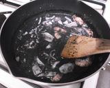 簡単本格！魚介のイカ墨煮作り方4写真