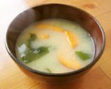 ほっこり温まる♡さつま芋とわかめの味噌汁作り方6写真