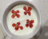 ヨーグルトアート☆苺ジャムでお花♫作り方3写真