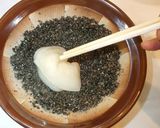 簡単！黒ゴマ餅♪レンジ・切り餅・おやつ♪作り方5写真