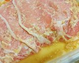 漬け込んで焼くだけ～！豚肉の麹味噌漬け♪作り方1写真