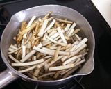 お節に♡酢ごぼう（右下の黒い物）作り方1写真