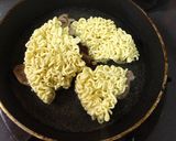 【簡単アレンジ】焼き辛ラーメン♡作り方3写真