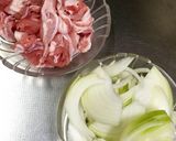 時短！豚肉と玉ねぎの梅みそ蒸し和え♬作り方1写真