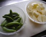 鰹が香る☆イモとえんどう豆の炒め物作り方1写真