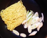 飲んだシメに☆酒盗で大人のネギ焼きそば作り方1写真