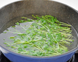 受験生の夜食に！ 豆苗としらすのおむすび作り方1写真