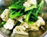 カリフラワーと鶏肉のニンニク炒め作り方1写真