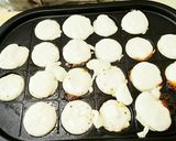 たこ焼き器で♪もちもちりんごボール作り方3写真