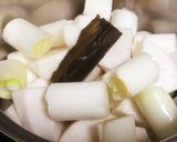 出汁スッキリ♡カブとネギが旨い野菜スープ作り方1写真