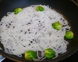 簡単！芽キャベツ白滝ミートソース作り方2写真