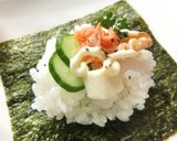 鮭フレ＊クリチ＊胡瓜の手まきごはん。作り方4写真