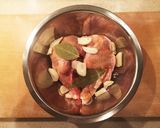 ストウブでつくる丸ごとチキンのりんご焼作り方1写真